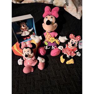Minnie Mouse set of 4- inc 15-inch Minnie Mouse Plush Toy & Dressing Pretty